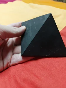 Shungite kristal u obliku piramide/Veoma kvalitetan