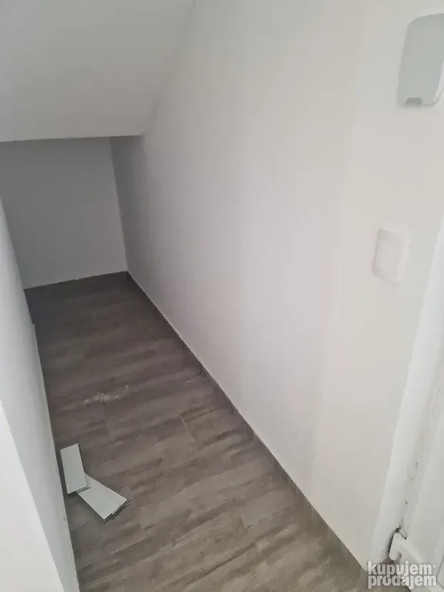 Hala Magacin izdajem