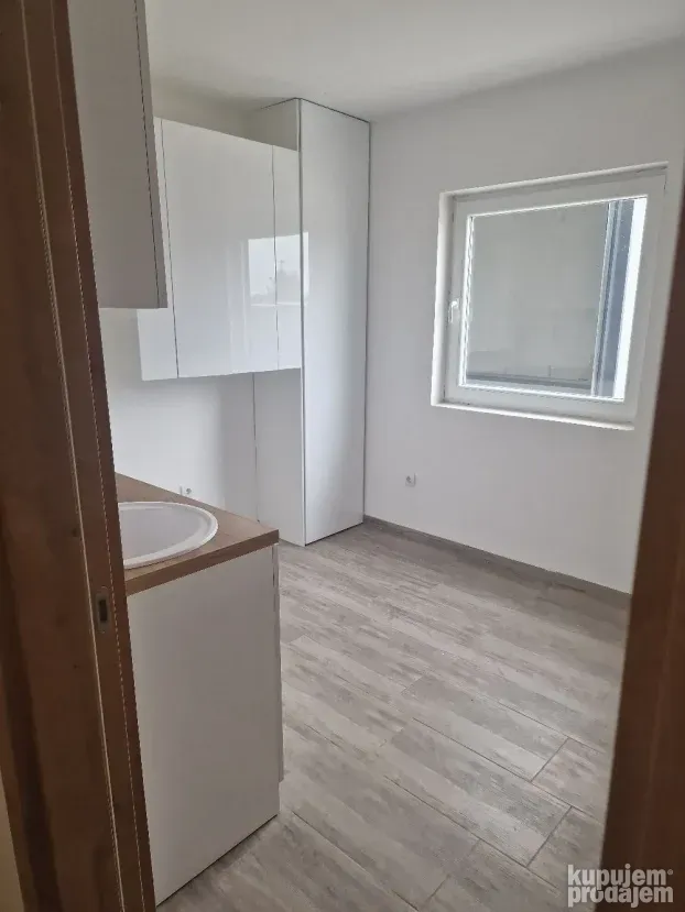 Hala Magacin izdajem