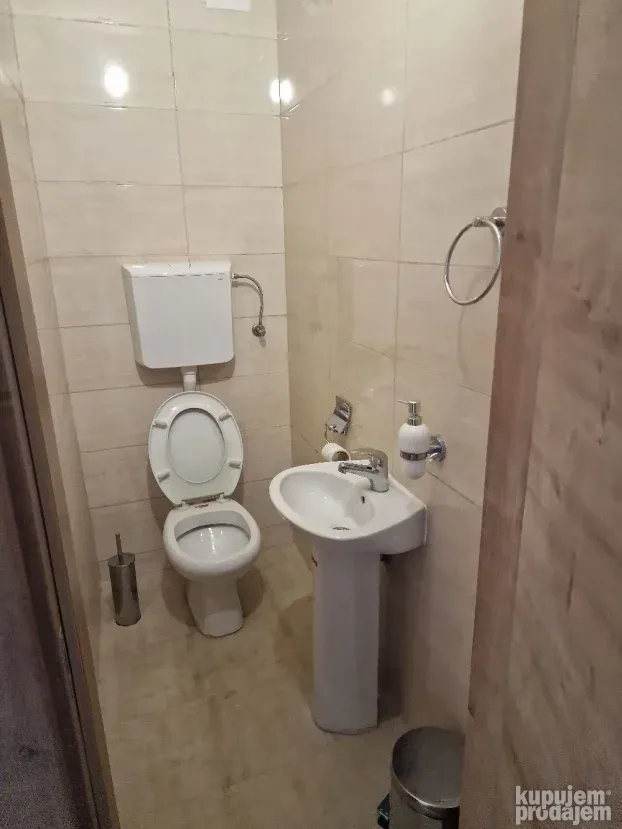 Hala Magacin izdajem