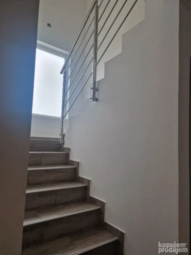 Hala Magacin izdajem