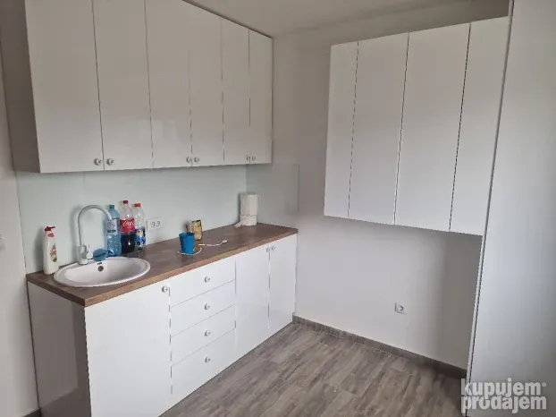 Hala Magacin izdajem