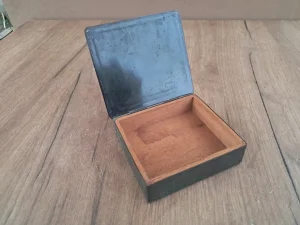 Stara predratna mesingana kutija