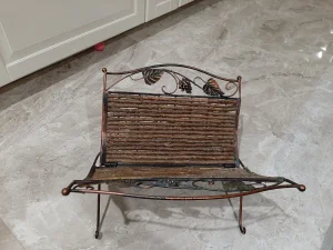 Stalak za novine od gvožđa