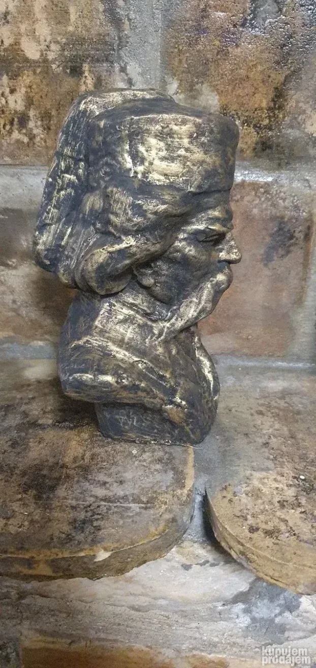 Skulptura vuka karadžića