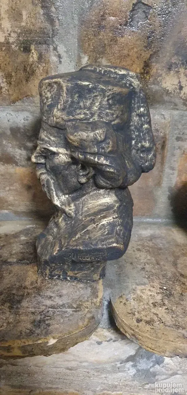 Skulptura vuka karadžića