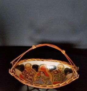 JAPAN, Stara prelepa cinija rucno oslikana, u Pletenoj korpi