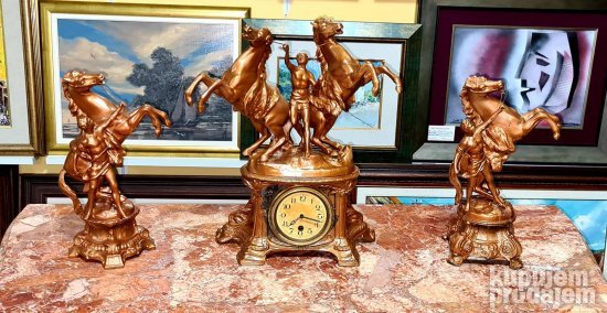 Prelep Napoleon III kaminski sat sa figurama Konjanici - 1
