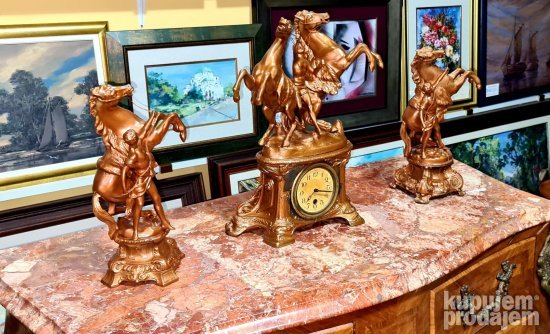 Prelep Napoleon III kaminski sat sa figurama Konjanici - 1