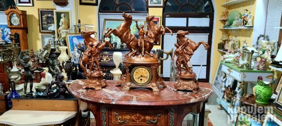 Prelep Napoleon III kaminski sat sa figurama Konjanici - 1