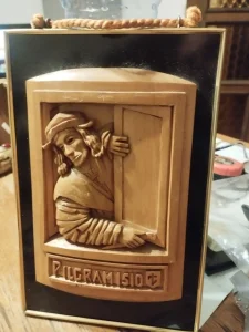 Reljefna drvena slika majstora za popravku prozora-18x12cm