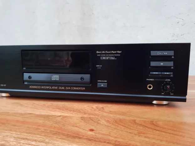 Akai CD-37