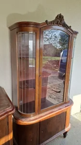 Vitrina i orman dobro ocuvani