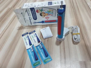 Elektricna cetkica za zube Playbrush  + 4 dodatka
