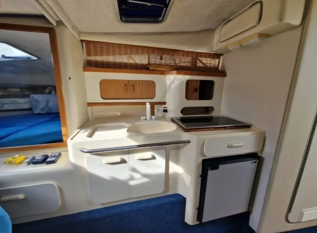 Prodaje se Americka nepotopiva jahta Sea Ray 290 sa 2 kabine