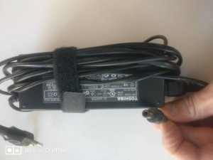 Toshiba 15V 5A Originalni punjač široki konektor