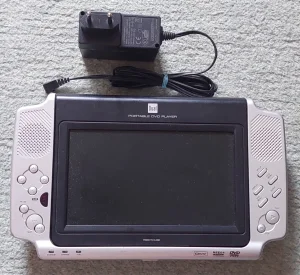 Dual Mini DVD Player 7” losa baterija sa adapterom