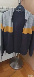 NOVO DVA dzempera za decaka 11-12