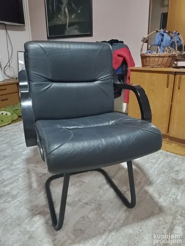 Kozna fotelja, stolica za kancelariju. Imamo dve