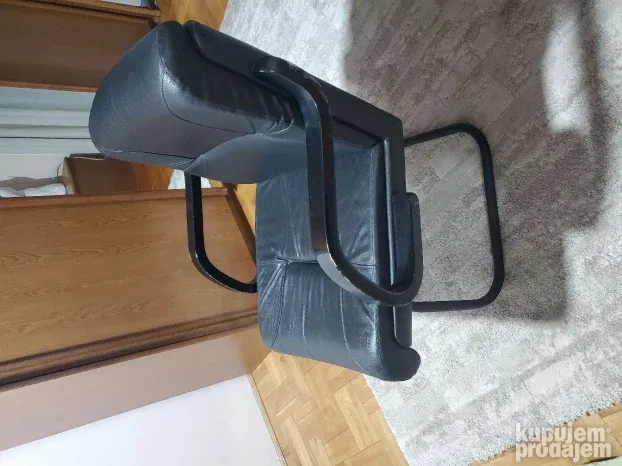 Kozna fotelja, stolica za kancelariju. Imamo dve