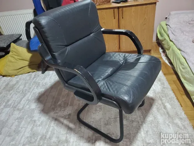 Kozna fotelja, stolica za kancelariju. Imamo dve