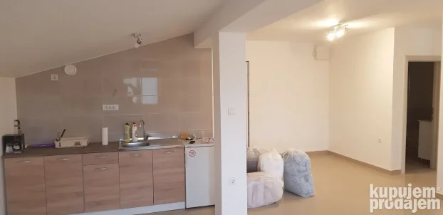 Izdajem poslovno stambeni prostor