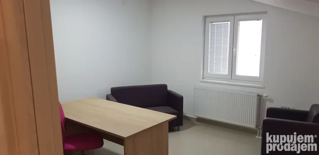 Izdajem poslovno stambeni prostor