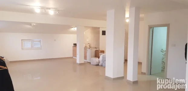 Izdajem poslovno stambeni prostor