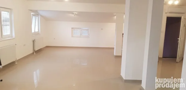 Izdajem poslovno stambeni prostor