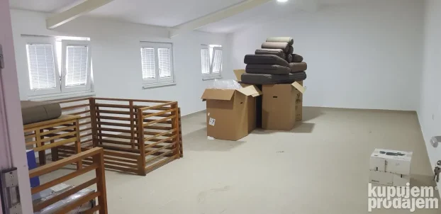 Izdajem poslovno stambeni prostor