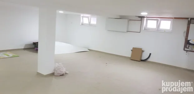 Izdajem poslovno stambeni prostor