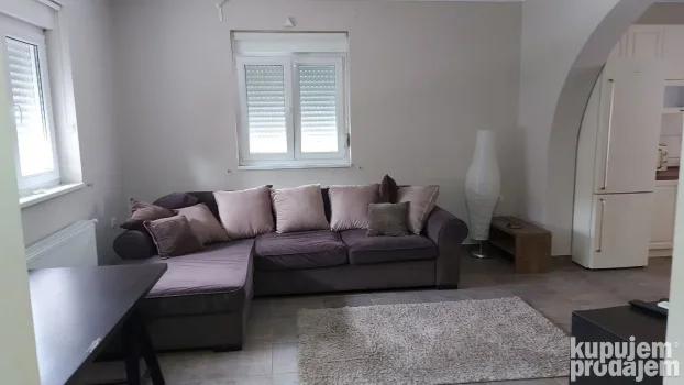 Izdajem poslovno stambeni prostor