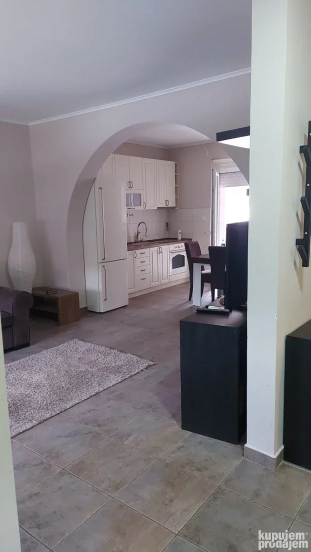 Izdajem poslovno stambeni prostor