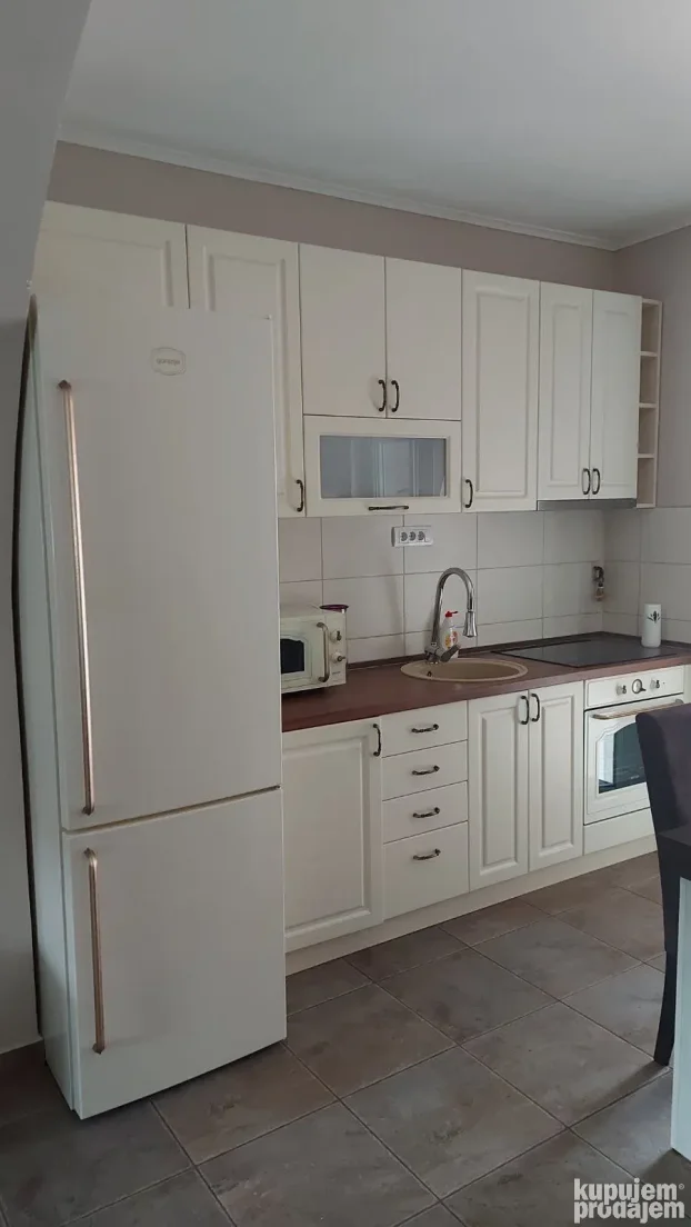 Izdajem poslovno stambeni prostor