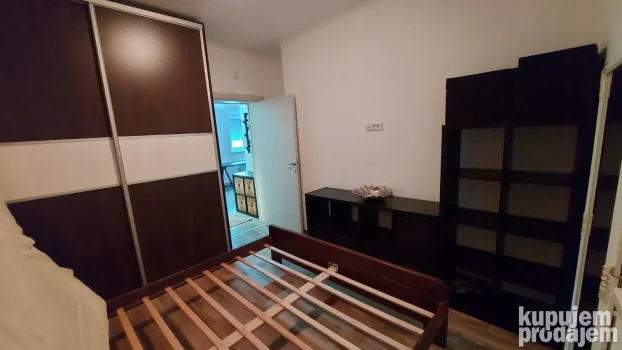 Izdajem poslovno stambeni prostor