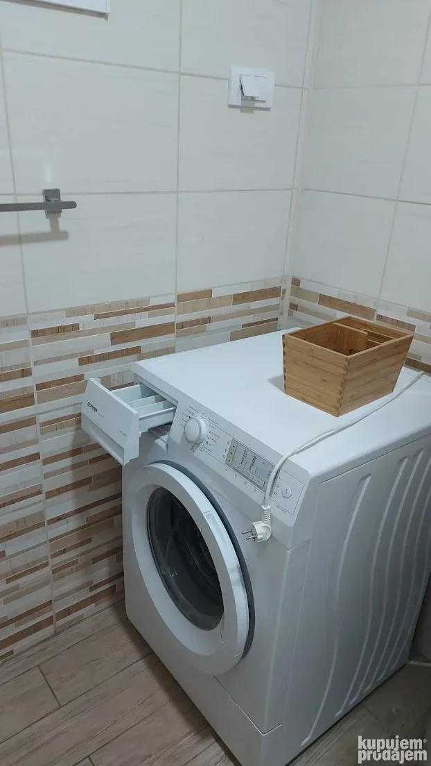 Izdajem poslovno stambeni prostor