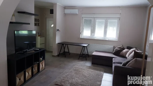 Izdajem poslovno stambeni prostor