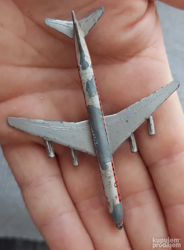 Avion metalni