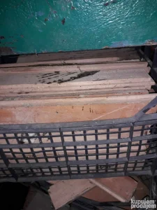 Parket i patos koji je izvadjen