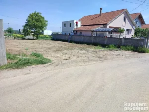 Ledine centar - uskoro spreman, nasut, ograđen plac 400m2