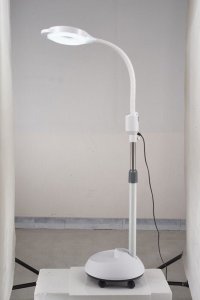 Lupa kozmetičarska podna sa led Svetlom