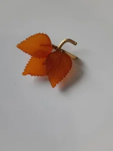 Bros od Baltickog cilibara u pozlati sa zigom 2