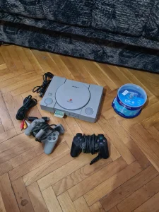 Sony PlayStation 1 Čipovan PS1 / 10 igrica po izboru
