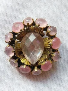 Stari broš sa rozenkvarcom kristalom