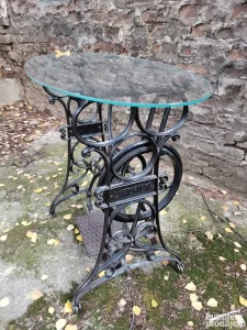 Sto retro od šivaće mašine ovalni