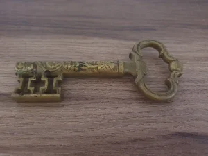 Mesingani otvarač u obliku ključa