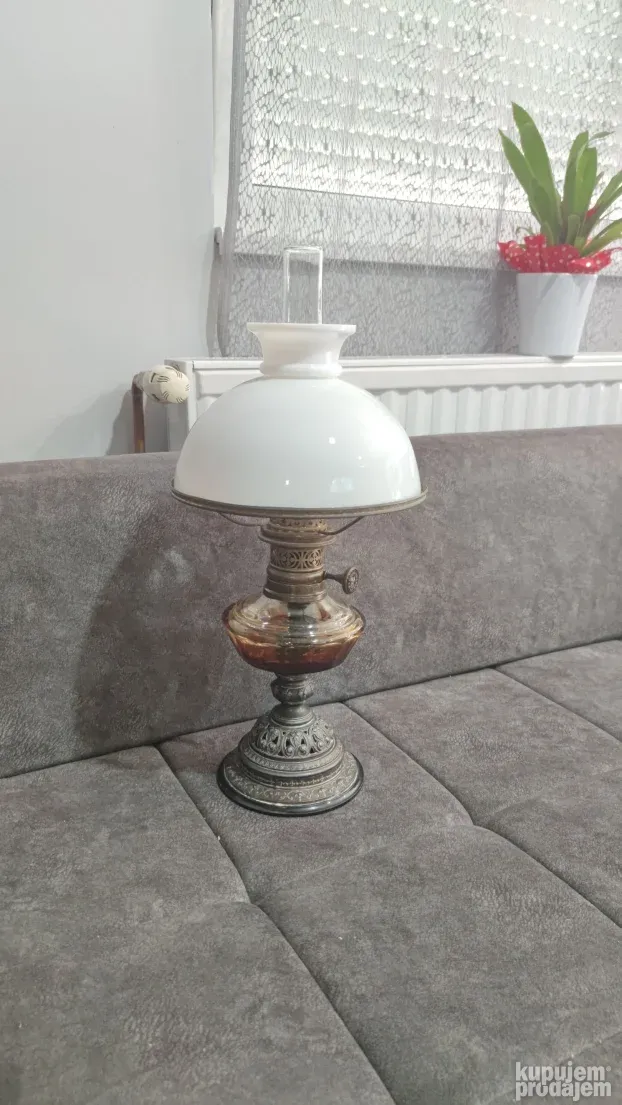 Prelepa stara petrolejska lampa