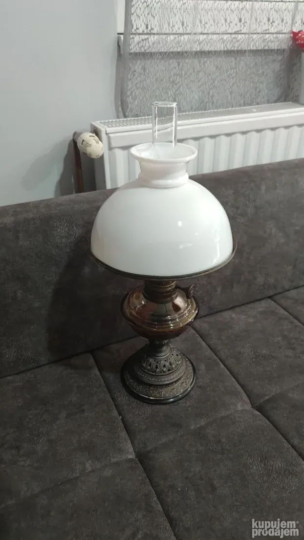 Prelepa stara petrolejska lampa