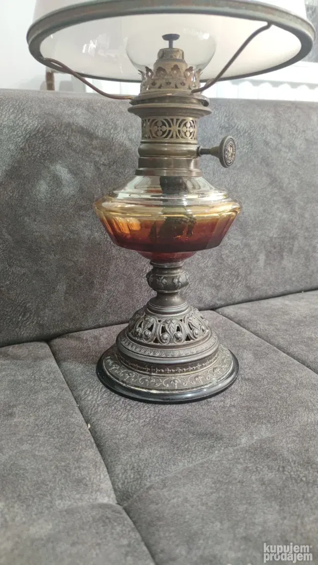Prelepa stara petrolejska lampa