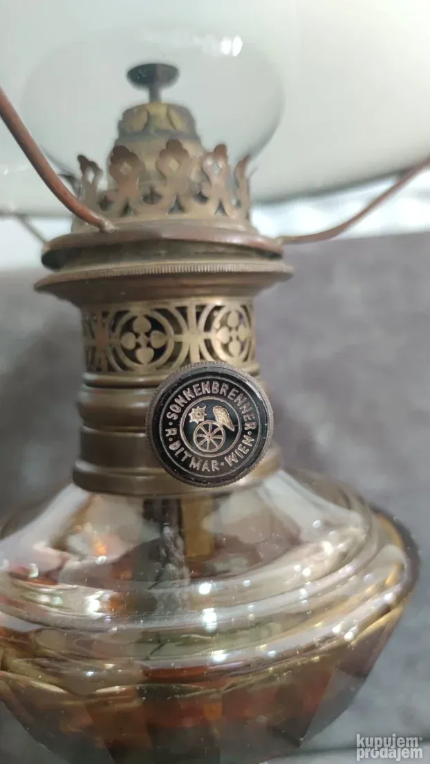 Prelepa stara petrolejska lampa